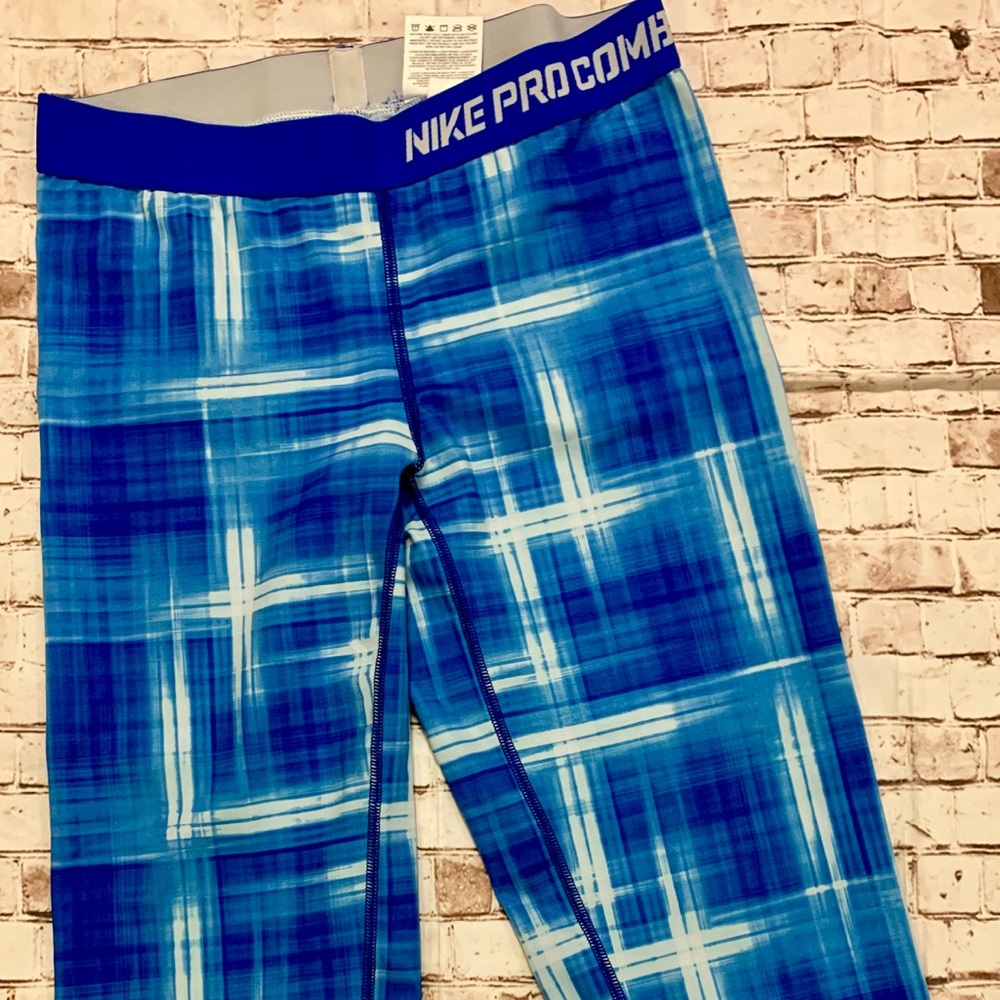 Women’s Nike Pro Combat Capri Leggings Size Medium